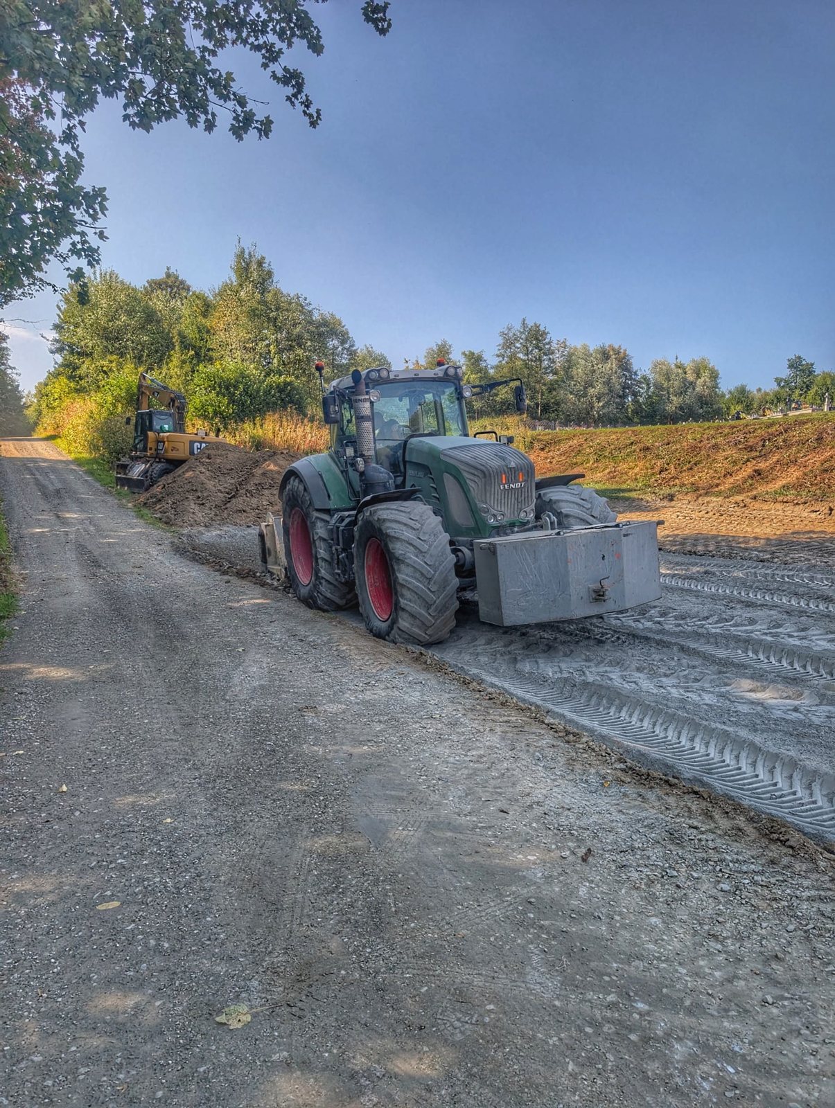 Ciągnik Fendt podczas prac drogowych i przygotowania podbudowy na drodze gruntowej