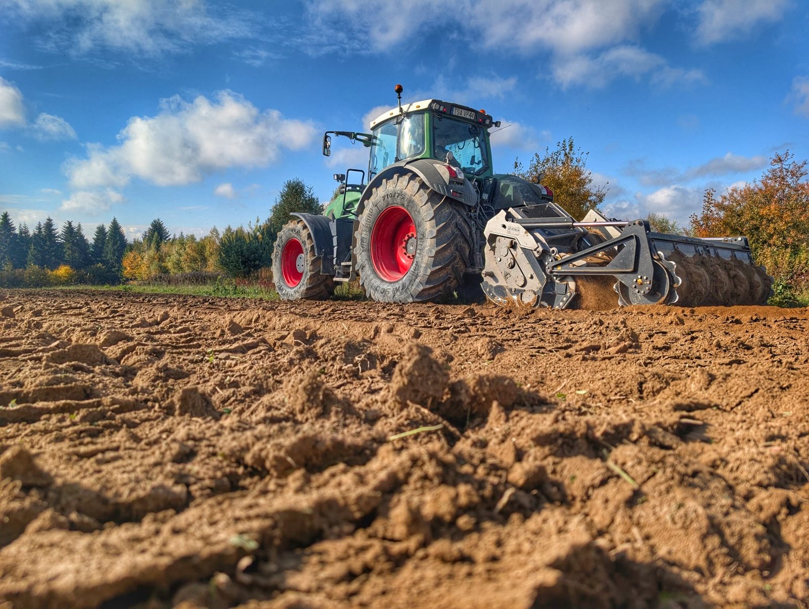 Ciągnik Fendt podczas stabilizacji gruntu i przygotowania podłoża pod inwestycję